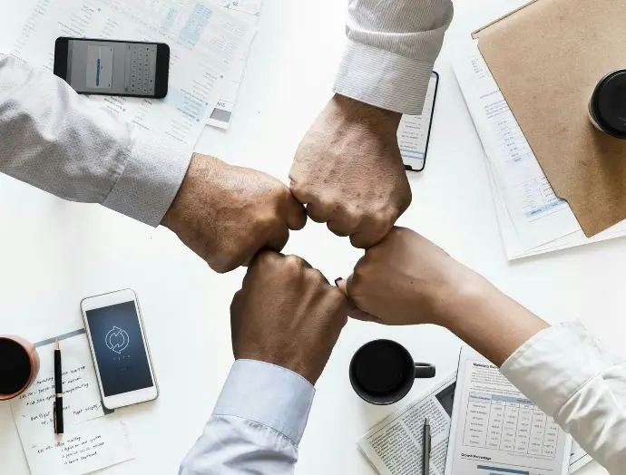 Nous travaillons main dans la main IRIS ADCom collabore avec vous